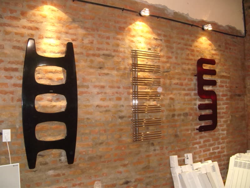 Radiadores de diseño expuestos sobre muro de ladrillo