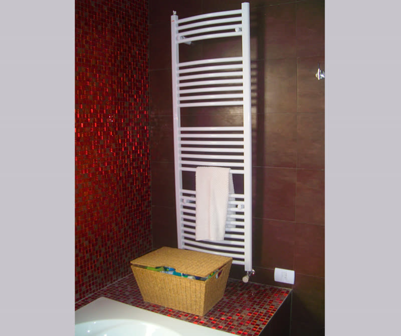Toallero caléntico instalado en el baño